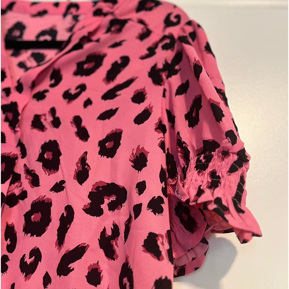 NWOT Leopard Notched Neck Short Flounce Sleeve Blouse Size XL - Picture 3 of 5